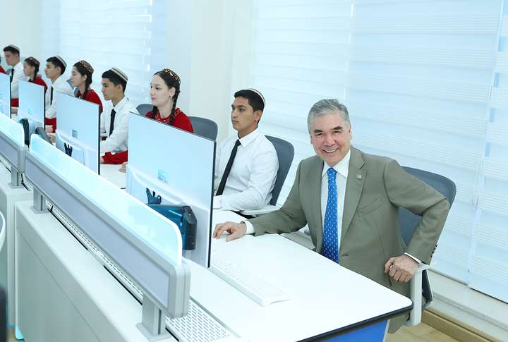 Gahryman Arkadagymyz paýtagtymyzda Halkara senagatçylar we telekeçiler uniwersitetiniň açylyş dabarasyna gatnaşdy